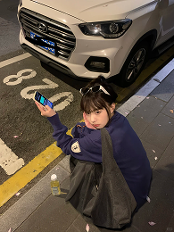 街拍画面中他人车辆车牌入镜