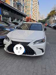 路边车辆的车牌已用图形遮挡