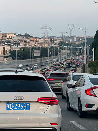 道路车辆密集，多个他人车牌入镜