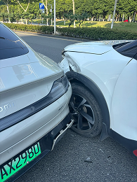 交通事故现场中车辆车牌可见