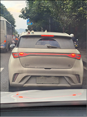 前车车牌轻微模糊的道路场景